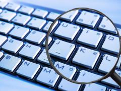 Bild für Datenschutz, was eine Tastaturzeigt vor die eine Lupe gehalten wird