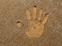 Bild mit Handabdruck im Sand